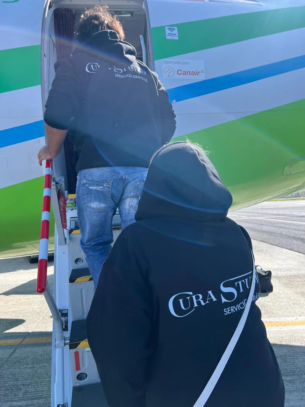 Equipo de Cura Studio desplazándose en avión para realizar un proyecto