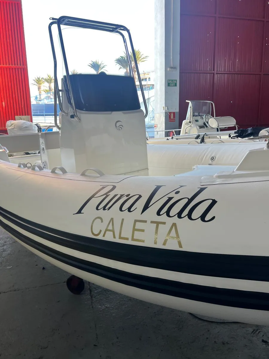 Resultado de rotulación Pura Vida Caleta aplicada sobre una embarcación