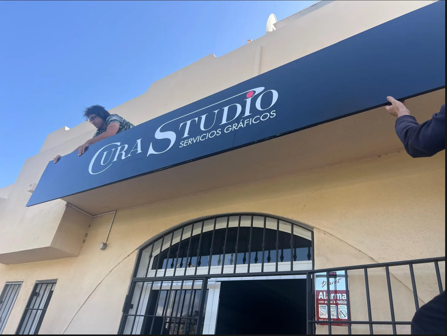 Instalación del rótulo exterior de Cura Studio