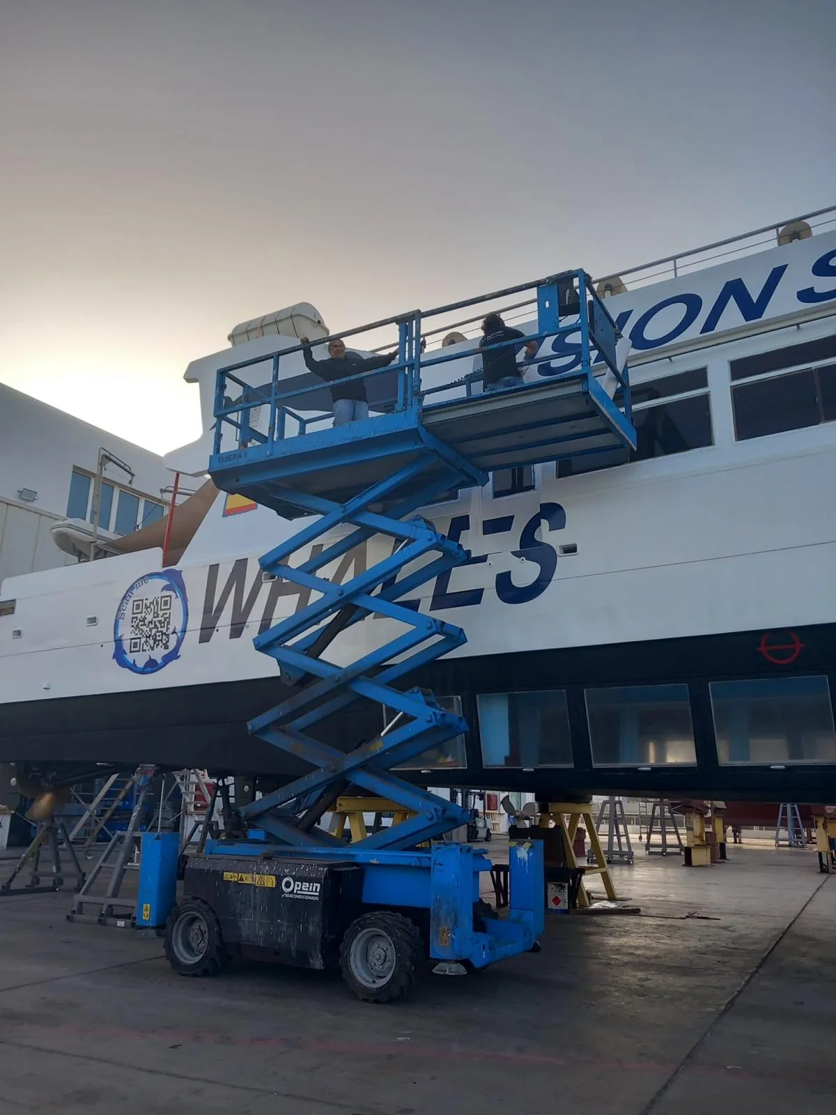 Proceso de rotulación de Vision Submarina desde una plataforma elevadora